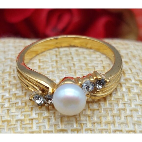Pretty Gold Tone Size 9 Fashion Cocktail Ring Faux Pearl Crystal Accents - Picture 2 of 8